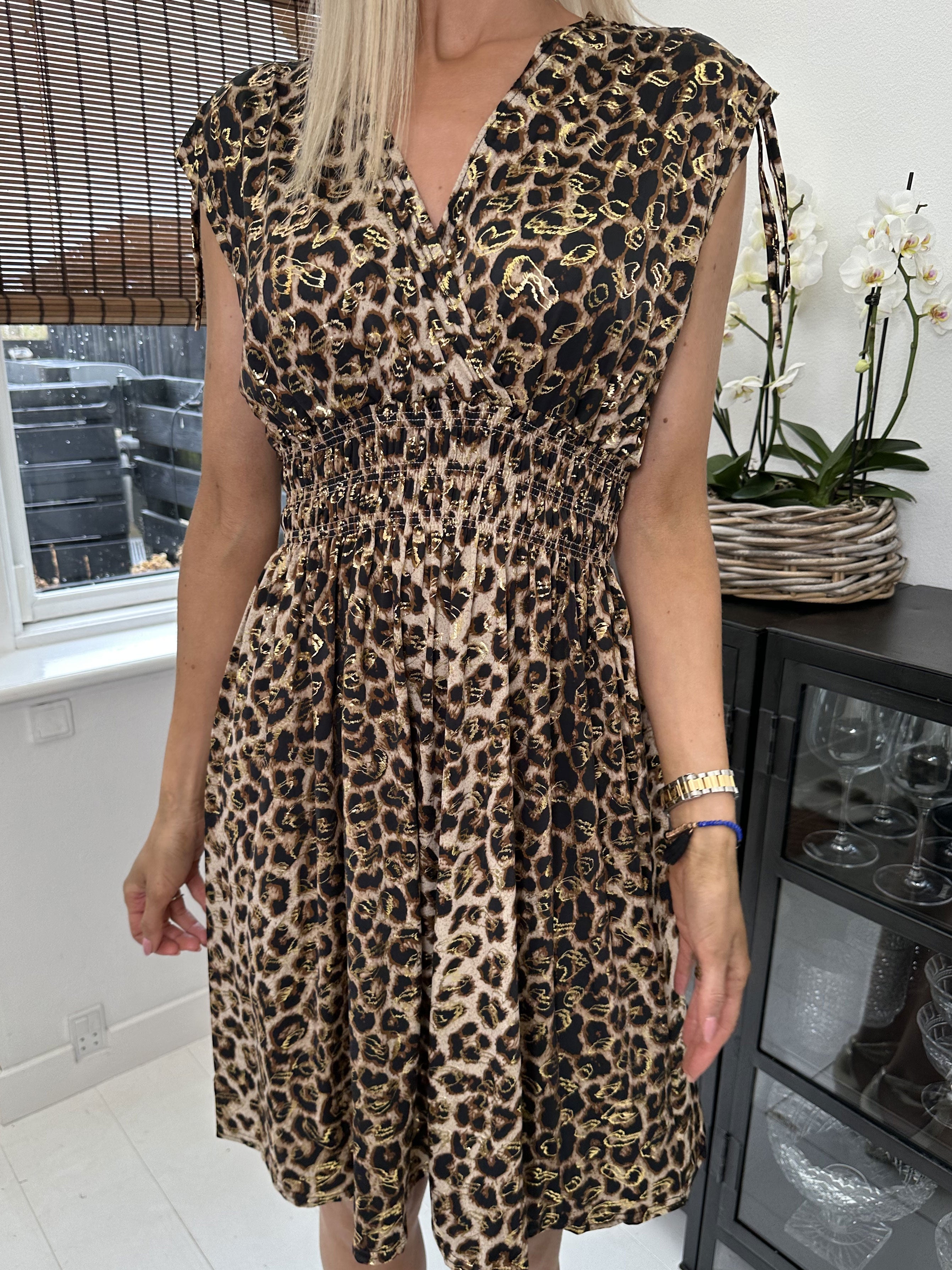 Pams Leo Short - Kort elastisk klänning i rynkfritt tyg - Brown